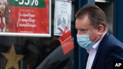 英国首席谈判代表大卫·弗罗斯特抵达布鲁塞尔英国脱欧谈判代表团办公室。事实证明，欧盟在英国水域的捕鱼权是达成英国退欧后贸易协议的障碍。(2020年12月19日)