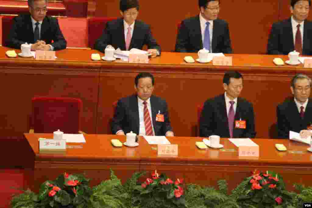 2017年3月13日，政协主席台上为即将获选副主席的梁振英准备的空座位(美国之音叶兵，艾伦拍摄)