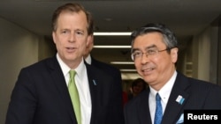 미국의 글린 데이비스 대북정책 특별대표(왼쪽)가 16일 도쿄에서 스기야마 신스케 일본 외무성 아시아대양주국장과 회담했다.