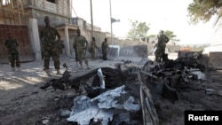 Petugas keamanan Somalia mengamankan lokasi bom bunuh diri di dekat gerbang Istana Presiden Somalia di Mogadishu (21/2).