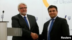 동부지역 친러시아 반군이 일방적으로 휴전을 선포한 13일 우크라이나의 파블로 클림킨(오른쪽) 외무장관이 수도 키예프에서 비톨드 바슈취코프스키 폴란드 외무장관과 회담하고 있다. 