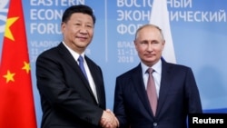 俄罗斯总统普京在符拉迪沃斯托克（又称海参崴）与出席东方经济论坛的中国国家主席习近平举行会晤。（2018年9月11日）