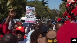 Les manifestants protestent contre la censure qui a visé le journal The Post à Lusaka, Zambie, le 22 juin 2016.