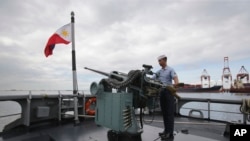 菲律宾水兵展示舰上的机关枪