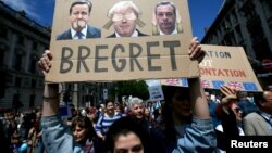 영국의 유럽연합 탈퇴를 결정한 국민투표 직후인 지난 7월 2일, 투표 결과에 항의하는 시민들이 런던도심에서 시위를 벌이고 있다. '영국(Britain)'이 '후회한다(Regret)'는 의미를 담은 신조어 '브리그렛(Bregret)'을 적은 손팻말이 눈에 띈다. 