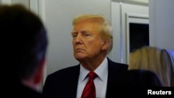 Президент Дональд Трамп общается с журналистами на борту Air Force One перед прибытием на Объединенную базу Эндрюс, штат Мэриленд, США, 27 января 2025 г. REUTERS/Elizabeth Frantz