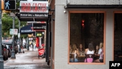 2020年6月26日顾客在德克萨斯州奥斯汀一家餐馆用餐。