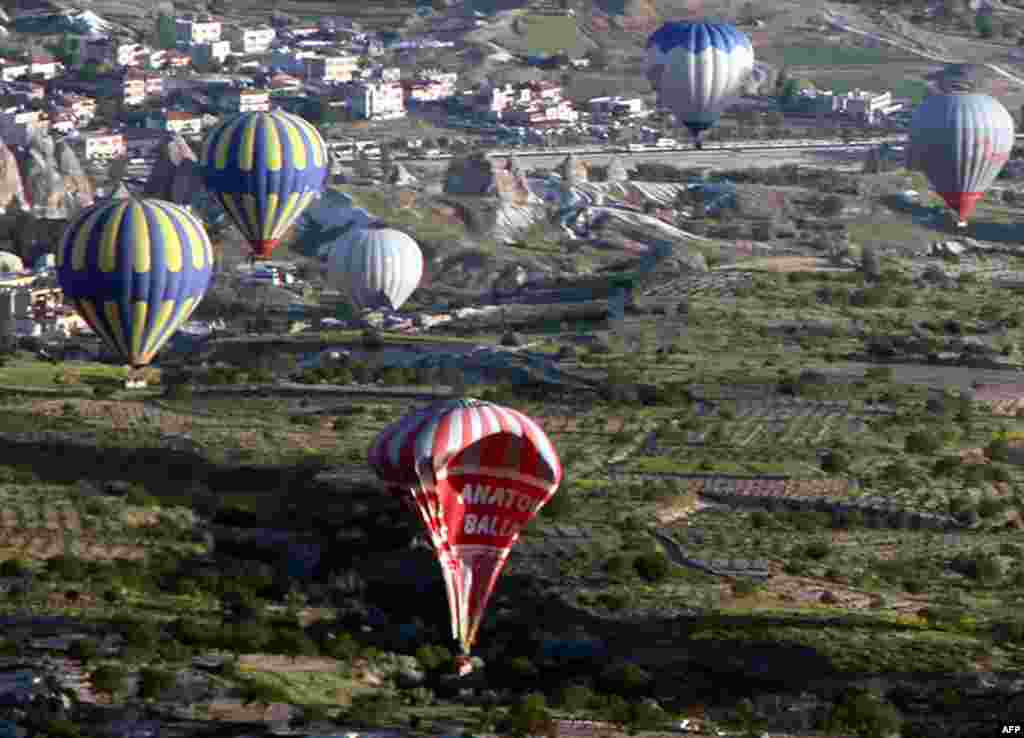 Sebuah balon udara jatuh ke tanah setelah bertabrakan dengan yang lain selama perjalanan di Cappadocia, Turki. Dua wisatawan Brazil tewas dan 23 orang lainnya terluka akibat tabrakan dua balon udara tersebut.
