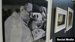 از جمله آثار عرضه شده در این نمایشگاه عکسی از کیارستمی با امضای او است. 