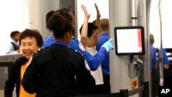 从国际航班抵达的乘客在洛杉矶国际机场的接受检查（2016年9月29日）