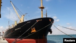 资料照片：在红海遭到胡塞武装攻击的希腊货轮抵达亚丁港。(2024年2月21日）