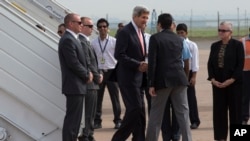 Menlu AS John Kerry (tengah kiri) disambut oleh Aman Puri dengan upacara penyambutan tamu India, setibanya di New Delhi, India (23/6).