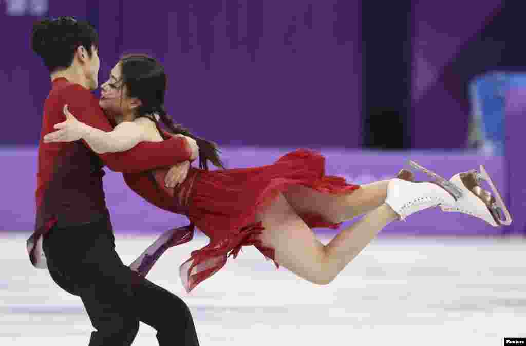 美国的Alex Shibutani和Maia Shibutani兄妹是一对冰舞搭档，在冰舞自由舞比赛中起舞翩翩（2018年2月12日）