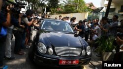 23일 말레이시아 쿠알라룸푸르 주재 북한 대사관 앞에 모인 취재진이 대사관에서 나오는 관용차량을 둘러싸고 있다.