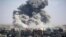 Клубы дыма после израильской бомбардировки Рафаха на юге сектора Газа 6 мая 2024 года,