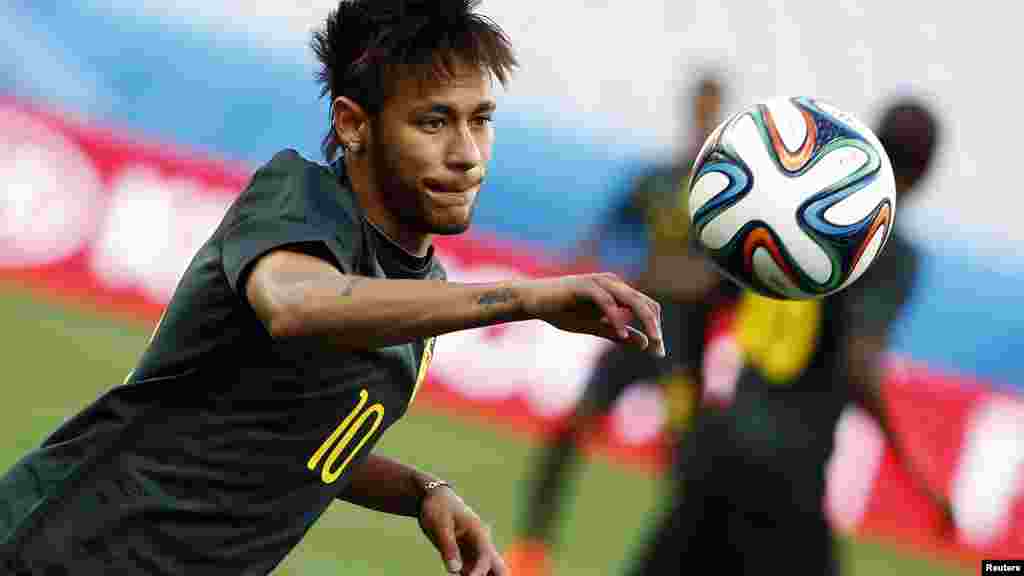 2014 브라질 월드컵 개막전인 브라질과 크로아티아의 경기를 하루 앞둔 11일, 브라질 대표팀의 네이마르 선수가 훈련 중이다.