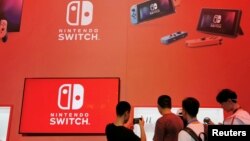 在中国上海举行的中国数字娱乐博览会任天堂Nintendo Switch展位上的参观者。（2019年8月2日）