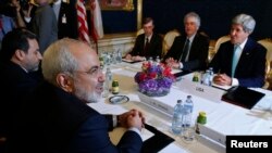 Menlu Iran Mohammad Javad Zarif (kiri) bertemy Menlu AS John Kerry (kanan) dalam perundingan nuklir babak sebelumnya di Wina, Austria (foto: dok).