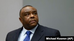 Jean-Pierre Bemba entre dans la salle d'audience de la Cour pénale internationale à La Haye, Pays-Bas, le 21 juin 2016.