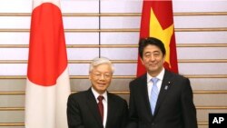 越共总书记阮富仲(左)与日本首相安倍晋三在东京首相办公室举行会晤.(2015年9月15日)