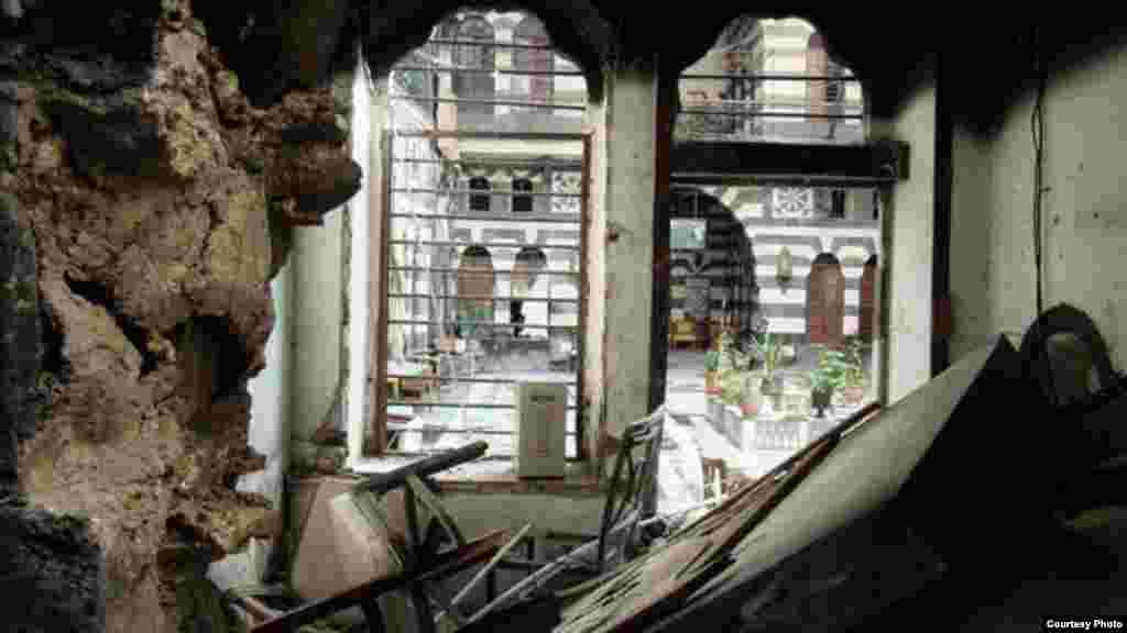 Halaman dalam Al-Agha dilihat dari sebuah ruangan yang hancur terkena roket di Suriah (16/1). (Lens Young Homsi)