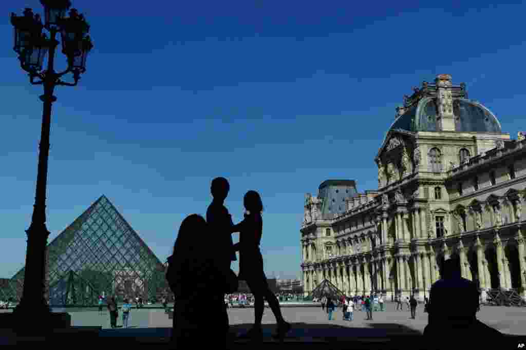 卢浮宫和卢浮宫前面的玻璃金字塔。卢浮宫是世界驰名的巴黎观光胜地。不久前的一个新闻是，有埃及游客在巴黎卢浮宫入口处持刀击伤法国军人，2月10日被初步起诉试图杀人罪，当局还说他与一个恐怖组织有联系。