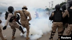 Lapolis kap eseye kontwole sitiyasyon an pandan yon manifestasyon kont koripsyon ak kont gouvènman Moíse'/ Lapin an nan Pòtoprens. 30 me 2019. 