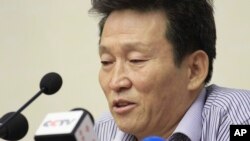 북한은 15일 평양에서 외신기자들과 외교관들을 상대로 기자회견을 열고 국정원의 지시로 북한 고아를 납치하려 한 탈북자를 체포했다고 주장했다. 사진은 북한이 이날 탈북자 고현철(53)이라고 밝힌 남자가 기자회견을 하는 모습. 이 남성은 자신이 고아들을 납치해 한국으로 데려가려 했다고 '자백'하며 "용서받을 수 없는 죄를 저질렀다"고 울먹인 것으로 전해졌다.