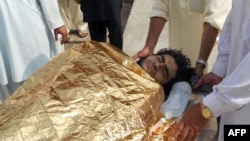 Seorang korban dilarikan ke rumah sakit di Kohat (3/10), menyusul serangan bom di rumah komandan militer militan anti Taliban, Maulvi Nabi Hanafi di distrik kesukuan Orakzai. Sedikitnya 13 militan dilaporkan tewas dalam insiden tersebut.