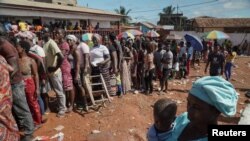 በላይቤሪያ ምርጫ ነዋሪዎች ለመምረጥ ወረፋ እየተጠባበቁ