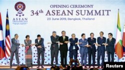 东盟国家领导人2019年6月23日在泰国曼谷举行的第34届东盟峰会上合影。