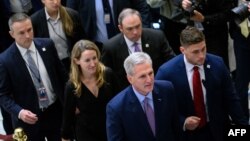 来自加利福尼亚州的共和党联邦众议员凯文·麦卡锡在被罢免了众议院议长职务后走出众议院会堂。(2023年10月3日)