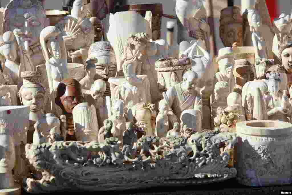 Puluhan patung ukiran gading yang disita ditampilkan sebelum gading sejumlah 6 ton itu dihancurkan di Denver, Colorado,14 November 2013. 