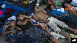 在墨西哥皮希希亚潘休息的洪都拉斯移民。（2018年10月25日）