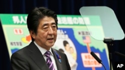 日本首相安倍晋三7月1日在东京首相官邸举行记者会