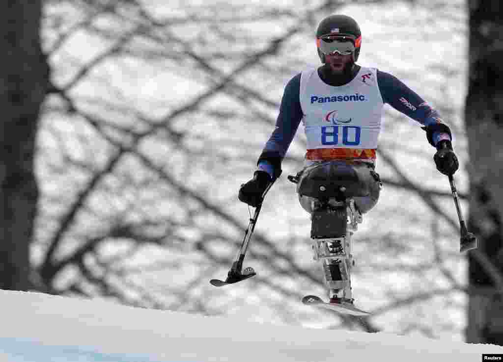 Pemain ski Amerila Heath Calhoun AS&nbsp; dalam pertandingan ski putra alpine Super-G&nbsp; kombinasi Super dalam pertandingan Paralimpiade Musim Dingin 2014 Sochi di Pusat Alpine Rosa Khutor, Rusia. 