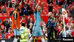 Aleksandar Kolarov de Manchester City célèbre après le match Manchester United-Manchester City de la “Premier League” de l’Angleterre, à Trafford, 10 septembre 2016.