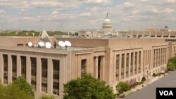 美国之音大楼，侧后方是美国国会大厦