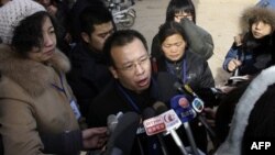 Чжао Ляньхай (в центре)