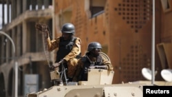 Pasukan keamanan Burkina Faso berjaga di luar hotel Splendid pasca serangan militan Al-Qaida di Ouagadougou (foto: dok).