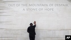Pendeta Bobby Turner dari Columbus, Ohio, meletakkan tangannya di atas monumen Martin Luther King Jr. di Washington, DC. (Foto: Dok)