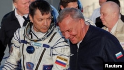 资料照：俄罗斯航天国家集团公司主管尤里·鲍里索夫(Yuri Borisov)在哈萨克斯坦的一个航天发射场跟准备登上联盟号MS-24航天器的宇航员奥列格·科诺年科在一起。(2023年9月15日）