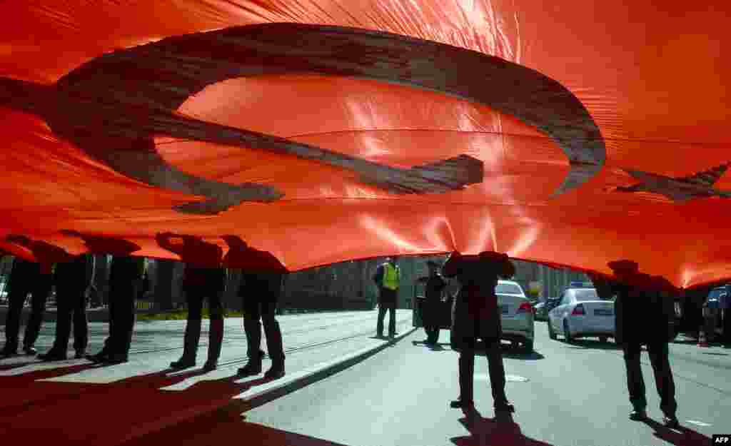Kadet militer Rusia memegang replika raksasa Spanduk Kemenangan Soviet (Soviet Banner of Victory) dalam pawai Immortal Regiment di Saint Petersburg. Rusia akan menandai peringatan 72 tahun Kemenangan atas Nazi Jerman tahun 1945, pada 9 Mei.