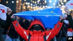 Демонстранты проводят митинг во время трехчасовой общенациональной забастовки в Тбилиси, Грузия, 15 января 2025 года