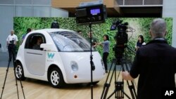 Waymo无人驾驶汽车2016年12月13日在旧金山举行的Google活动中展出。