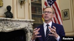 برایان هوک برای دیدار با مقام‌های ارشد دیپلماتیک فرانسه، بریتانیا و آلمان در پاریس به سر می‌برد