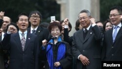 国民党主席洪秀柱（女），国民党副主席詹启贤（右起第二人），国民党政策会执行长蔡正元（右起第一人）和国民党中评会主席团主席张荣恭在南京中山陵（2016年10月31日）