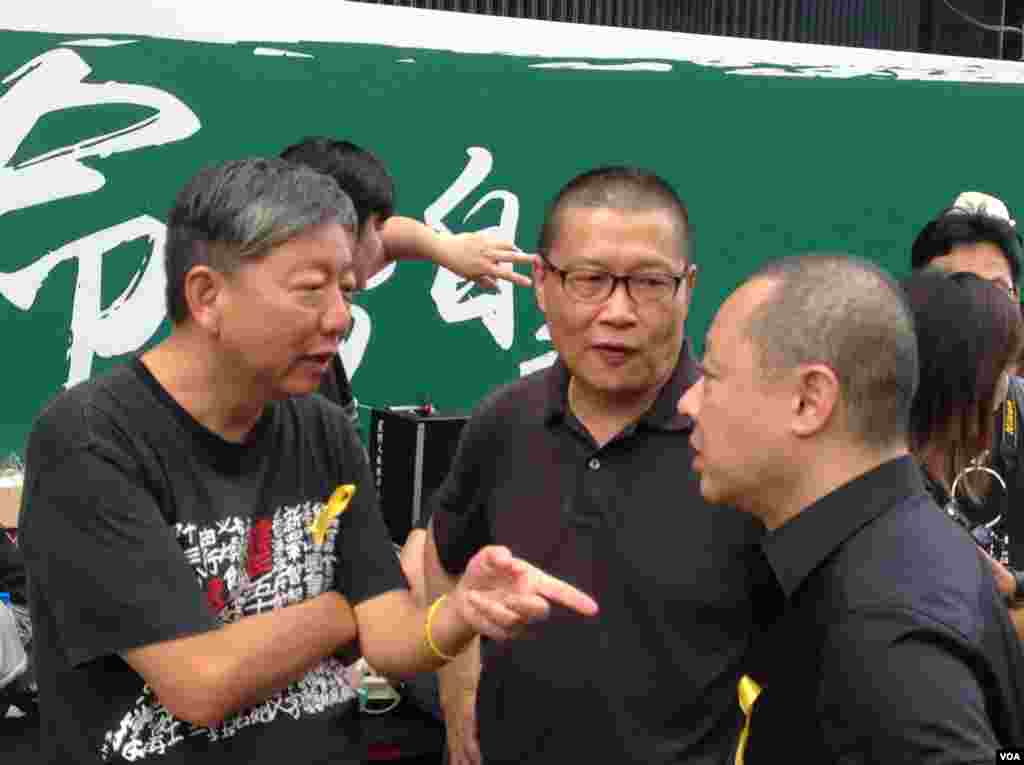 数千香港市民云集政府总部声援被困公民广场学生（美国之音图片／海彦拍摄）