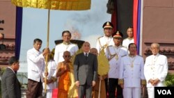 រូបឯកសារ៖ ព្រះករុណាព្រះបុរមនាថ នរោត្តម សីហមុនី ព្រះមហាក្សត្រកម្ពុជានិងលោកនាយករដ្ឋមន្រ្តីកម្ពុជាហ៊ុន សែននិងមន្រ្តីជាន់ខ្ពស់ក្នុងឧកាសប្រារព្ធខួបលើកទី៦៣ឆ្នាំ នៃទិវាបុណ្យឯករាជ្យជាតិ នៅថ្ងៃពុធ ទី០៩ ខែវិច្ឆិកា ឆ្នាំ២០១៦ នារាជធានីភ្នំពេញ។ (ឡេង ឡែន/VOA)