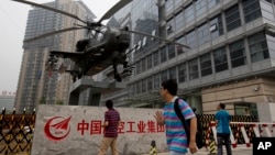 行人从中国航天工业集团的北京办公楼外走过。（资料照）